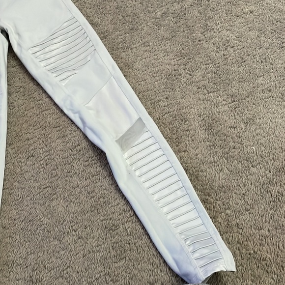 Alo moto leggings in a very light grey. - Picture 2 of 7